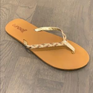 Super cute reef sandals